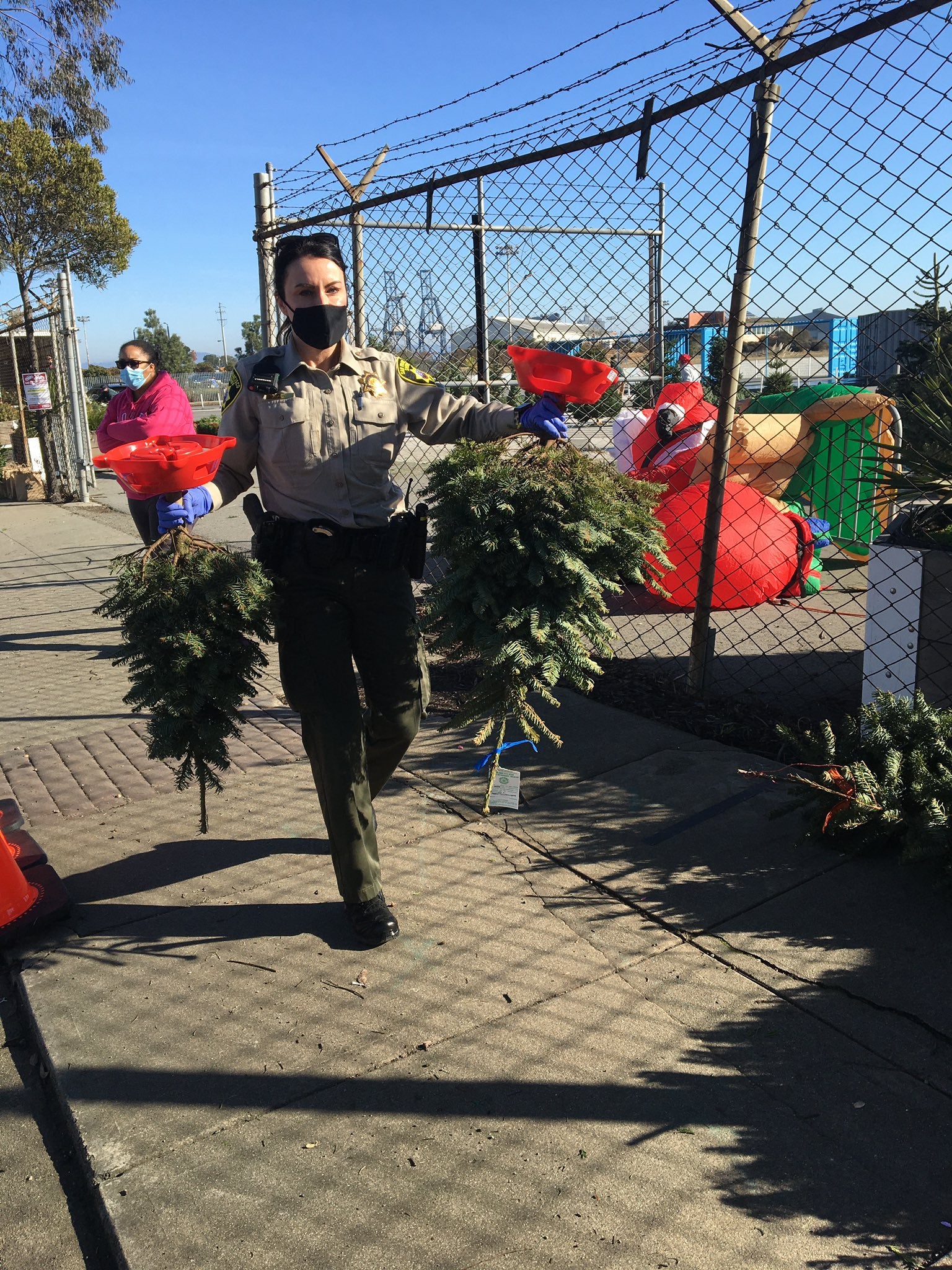 Sheriff's deputies deliver Christmas trees